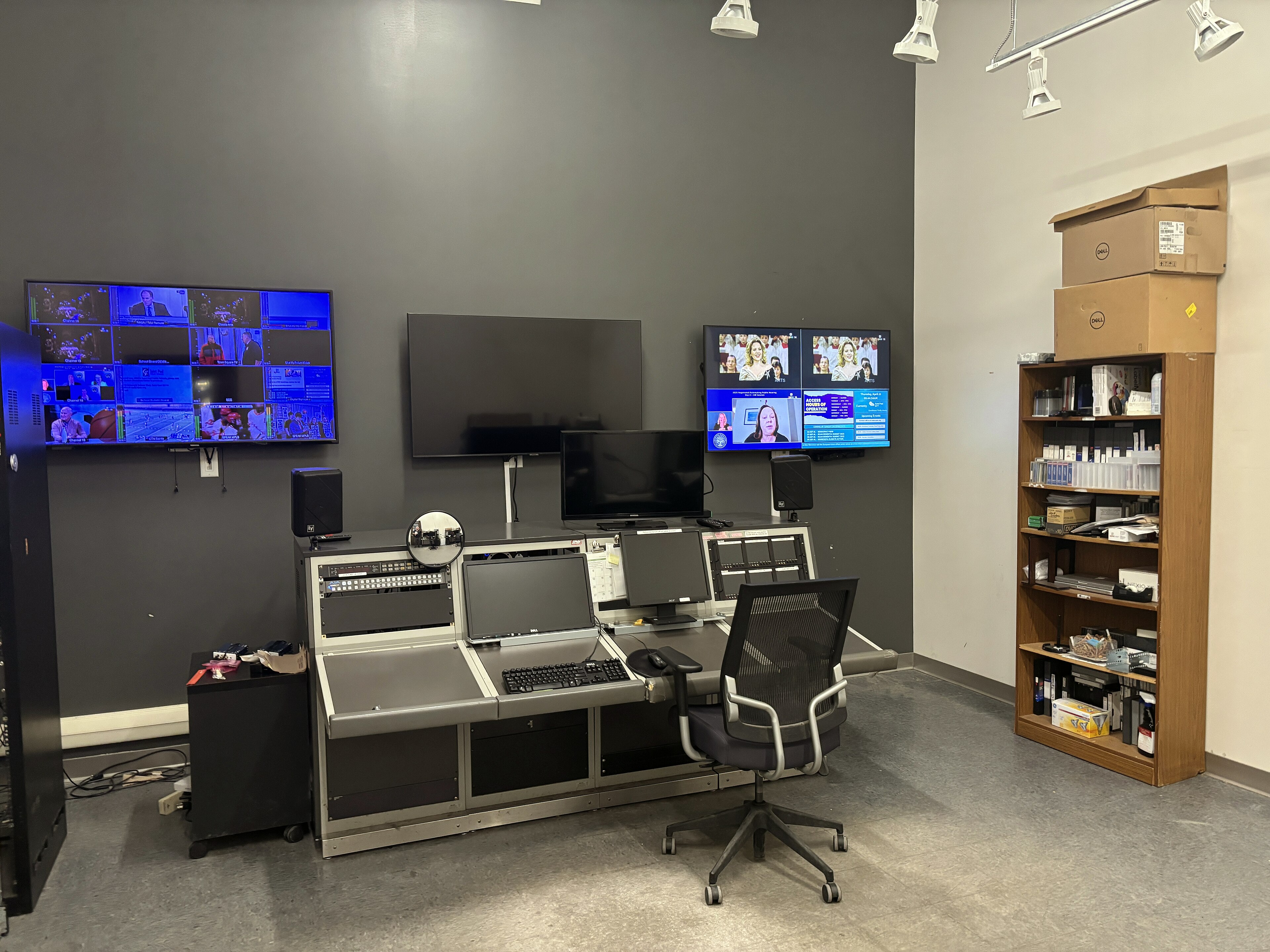 Studio-Kontrollraum mit Monitoren und Produktionsarbeitsplatz